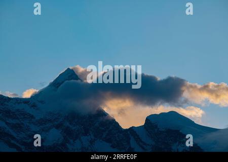 220414 -- LHASA, 14 aprile 2022 -- foto scattata il 13 aprile 2022 mostra il Monte Namjagbarwa a Nyingchi, regione autonoma del Tibet nel sud-ovest della Cina. CHINA-TIBET-MOUNT NAMJAGBARWA CN SunxFei PUBLICATIONxNOTxINxCHN Foto Stock