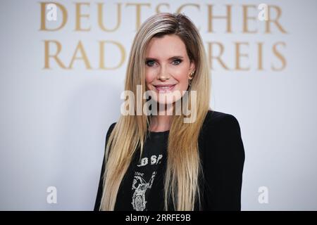 Amburgo, Germania. 7 settembre 2023. Mirja du Mont arriva sul Red Carpet per il 14° German radio Awards al Neue Flora. Credito: Christian Charisius/dpa/Alamy Live News Foto Stock