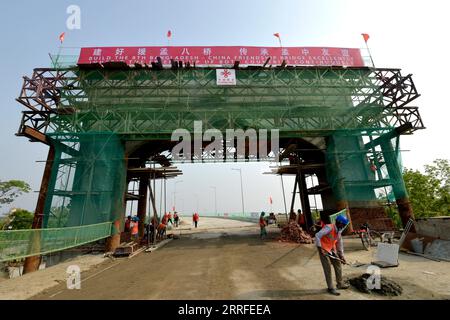 220414 -- PIROJPUR, 14 aprile 2022 -- foto scattata il 23 marzo 2022 mostra un disegno strutturale islamico al cancello principale dell'ottavo ponte dell'amicizia Bangladesh-Cina in costruzione a Pirojpur, Bangladesh. China Railway 17th Bureau Group Co. Ltd. Sta costruendo il ponte sul fiume Kocha nel distretto di Pirojpur, 185 km a sud-ovest di Dacca, sotto la gestione del China Railway Major Bridge Reconnaissance & Design Institute Co. Ltd BANGLADESH-PIROJPUR-CHINESE-FRIENDSHIP-BRIDGE Salim PUBLICATIONxNOTxINxCHN Foto Stock