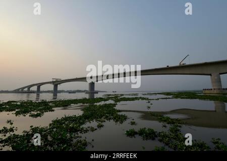 220414 -- PIROJPUR, 14 aprile 2022 -- foto scattata il 23 marzo 2022 mostra l'ottavo ponte dell'amicizia Bangladesh-Cina in costruzione a Pirojpur, Bangladesh. China Railway 17th Bureau Group Co. Ltd. Sta costruendo il ponte sul fiume Kocha nel distretto di Pirojpur, 185 km a sud-ovest di Dacca, sotto la gestione del China Railway Major Bridge Reconnaissance & Design Institute Co. Ltd BANGLADESH-PIROJPUR-CHINESE-FRIENDSHIP-BRIDGE Salim PUBLICATIONxNOTxINxCHN Foto Stock