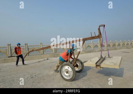 220414 -- PIROJPUR, 14 aprile 2022 -- i lavoratori sono impegnati a lavorare nel cantiere dell'ottavo ponte dell'amicizia Bangladesh-Cina a Pirojpur, Bangladesh, il 23 marzo 2022. China Railway 17th Bureau Group Co. Ltd. Sta costruendo il ponte sul fiume Kocha nel distretto di Pirojpur, 185 km a sud-ovest di Dacca, sotto la gestione del China Railway Major Bridge Reconnaissance & Design Institute Co. Ltd BANGLADESH-PIROJPUR-CHINESE-FRIENDSHIP-BRIDGE Salim PUBLICATIONxNOTxINxCHN Foto Stock