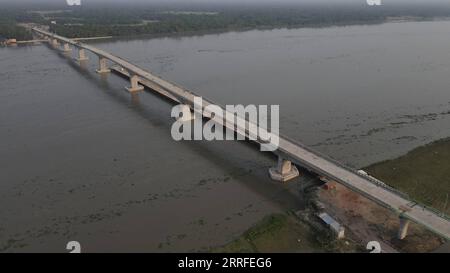 220414 -- PIROJPUR, 14 aprile 2022 -- foto aerea scattata il 23 marzo 2022 mostra l'ottavo ponte dell'amicizia Bangladesh-Cina in costruzione a Pirojpur, Bangladesh. China Railway 17th Bureau Group Co. Ltd. Sta costruendo il ponte sul fiume Kocha nel distretto di Pirojpur, 185 km a sud-ovest di Dacca, sotto la gestione del China Railway Major Bridge Reconnaissance & Design Institute Co. Ltd BANGLADESH-PIROJPUR-CHINESE-FRIENDSHIP-BRIDGE Salim PUBLICATIONxNOTxINxCHN Foto Stock