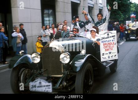 Bentley Team Racing nella 24 ore di le Mans 2001 con le auto da corsa Bentley Speed 8 Prototype. Foto Stock