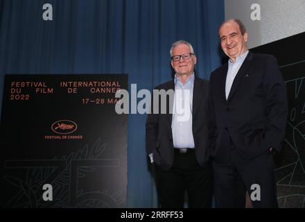 220415 -- PARIGI, 15 aprile 2022 -- il presidente del Festival di Cannes Pierre Lescure R e il delegato generale Thierry Fremaux partecipano a una conferenza stampa a Parigi, in Francia, il 14 aprile 2022. La selezione ufficiale per la 75a edizione del Festival di Cannes è stata annunciata giovedì durante una conferenza stampa a Parigi, con 18 film selezionati per competere per la Palme d Or. Il festival cinematografico di quest'anno inizierà il 17 maggio. La cerimonia di premiazione si terrà il 28 maggio per segnare la fine del festival. FRANCIA-PARIGI-FESTIVAL DEL CINEMA DI CANNES-SELEZIONE UFFICIALE GAOXJING PUBLICATIONXNOTXINXCHN Foto Stock