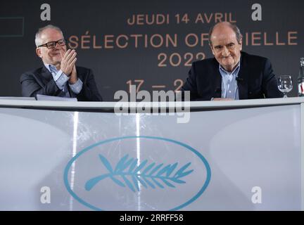 220415 -- PARIGI, 15 aprile 2022 -- il presidente del Festival di Cannes Pierre Lescure R e il delegato generale Thierry Fremaux partecipano a una conferenza stampa a Parigi, in Francia, il 14 aprile 2022. La selezione ufficiale per la 75a edizione del Festival di Cannes è stata annunciata giovedì durante una conferenza stampa a Parigi, con 18 film selezionati per competere per la Palme d Or. Il festival cinematografico di quest'anno inizierà il 17 maggio. La cerimonia di premiazione si terrà il 28 maggio per segnare la fine del festival. FRANCIA-PARIGI-FESTIVAL DEL CINEMA DI CANNES-SELEZIONE UFFICIALE GAOXJING PUBLICATIONXNOTXINXCHN Foto Stock