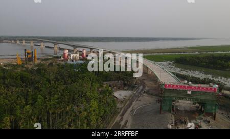 220414 -- PIROJPUR, 14 aprile 2022 -- foto aerea scattata il 23 marzo 2022 mostra l'ottavo ponte dell'amicizia Bangladesh-Cina in costruzione a Pirojpur, Bangladesh. China Railway 17th Bureau Group Co. Ltd. Sta costruendo il ponte sul fiume Kocha nel distretto di Pirojpur, 185 km a sud-ovest di Dacca, sotto la gestione del China Railway Major Bridge Reconnaissance & Design Institute Co. Ltd BANGLADESH-PIROJPUR-CHINESE-FRIENDSHIP-BRIDGE Salim PUBLICATIONxNOTxINxCHN Foto Stock