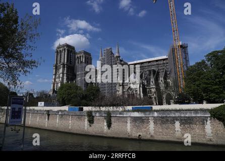 220416 -- PARIGI, 16 aprile 2022 -- la cattedrale di Notre Dame è in fase di ristrutturazione a Parigi, in Francia, 15 aprile 2022. Il 15 aprile 2019, un enorme incendio scoppiò nella storica cattedrale situata nel cuore di Parigi e distrusse la guglia dell'edificio. Ore dopo l'incendio, il presidente francese Emmanuel Macron promise che la cattedrale, uno dei migliori esempi di architettura gotica francese, sarebbe stata ricostruita e riaperta entro il 2024. FRANCIA-PARIGI-CATTEDRALE DI NOTRE DAME-RISTRUTTURAZIONE GAOXJING PUBLICATIONXNOTXINXCHN Foto Stock