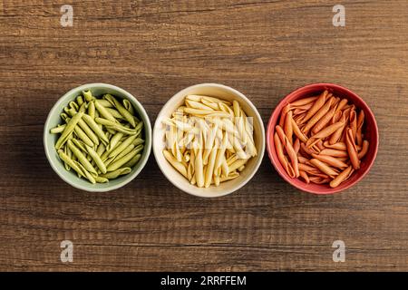 Fusilli pugliesi. Pasta tricolore italiana contorta nel recipiente. Vista dall'alto. Foto Stock