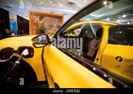 220416 -- NEW YORK, 16 aprile 2022 -- Un visitatore guarda un taxi completamente elettrico al New York International Auto Show di New York, negli Stati Uniti, 15 aprile 2022. Il New York International Auto Show NYIAS ha messo in scena un ritorno ed è stato aperto al grande pubblico venerdì dopo due anni di interruzione in mezzo alla pandemia di COVID-19. Il NYIAS, che risale al 1900, ridimensiona l'area espositiva nel 2022, ma mette in evidenza i nuovi veicoli elettrici EV provenienti dal paese e dall'estero. U.S.-NEW YORK-AUTO SHOW WangxYing PUBLICATIONxNOTxINxCHN Foto Stock