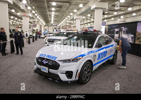 220416 -- NEW YORK, 16 aprile 2022 -- un'auto elettrica della polizia è in mostra al New York International Auto Show di New York, negli Stati Uniti, 15 aprile 2022. Il New York International Auto Show NYIAS ha messo in scena un ritorno ed è stato aperto al grande pubblico venerdì dopo due anni di interruzione in mezzo alla pandemia di COVID-19. Il NYIAS, che risale al 1900, ridimensiona l'area espositiva nel 2022, ma mette in evidenza i nuovi veicoli elettrici EV provenienti dal paese e dall'estero. U.S.-NEW YORK-AUTO SHOW WangxYing PUBLICATIONxNOTxINxCHN Foto Stock