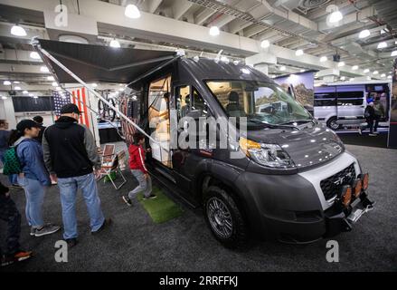 220416 -- NEW YORK, 16 aprile 2022 -- la gente guarda un veicolo ricreativo al New York International Auto Show di New York, negli Stati Uniti, 15 aprile 2022. Il New York International Auto Show NYIAS ha messo in scena un ritorno ed è stato aperto al grande pubblico venerdì dopo due anni di interruzione in mezzo alla pandemia di COVID-19. Il NYIAS, che risale al 1900, ridimensiona l'area espositiva nel 2022, ma mette in evidenza i nuovi veicoli elettrici EV provenienti dal paese e dall'estero. U.S.-NEW YORK-AUTO SHOW WangxYing PUBLICATIONxNOTxINxCHN Foto Stock