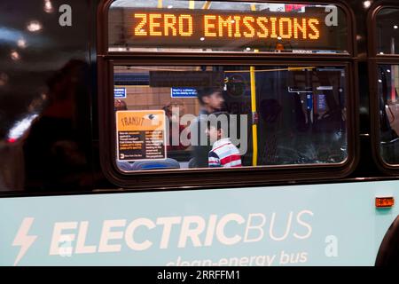 220416 -- NEW YORK, 16 aprile 2022 -- i visitatori guardano un autobus elettrico al New York International Auto Show di New York, negli Stati Uniti, 15 aprile 2022. Il New York International Auto Show NYIAS ha messo in scena un ritorno ed è stato aperto al grande pubblico venerdì dopo due anni di interruzione in mezzo alla pandemia di COVID-19. Il NYIAS, che risale al 1900, ridimensiona l'area espositiva nel 2022, ma mette in evidenza i nuovi veicoli elettrici EV provenienti dal paese e dall'estero. U.S.-NEW YORK-AUTO SHOW WangxYing PUBLICATIONxNOTxINxCHN Foto Stock