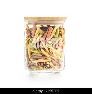 Fusilli pugliesi. Pasta tricolore italiana in vaso isolata su fondo bianco. Foto Stock