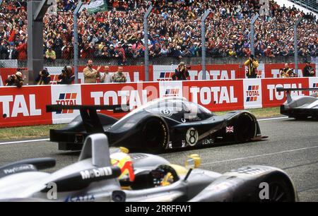 Bentley Team Racing nella 24 ore di le Mans 2001 con le auto da corsa Bentley Speed 8 Prototype. Foto Stock