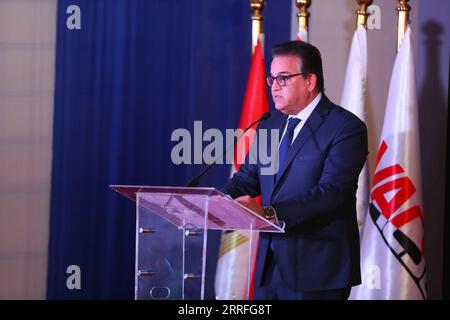 220417 -- CAIRO, 17 aprile 2022 -- Khaled Abdel Ghaffar, ministro egiziano dell'istruzione superiore e della ricerca scientifica e ministro della salute ad interim, affronta la cerimonia di inizio di una cella frigorifera per vaccini sponsorizzata dalla Cina, a Giza, Egitto, 14 aprile 2022. La struttura di stoccaggio del vaccino sponsorizzata dalla Cina S Sinovac ha iniziato la costruzione questa settimana, l'Ambasciata cinese in Egitto ha detto in una dichiarazione il 16 aprile. Con il sostegno della società biofarmaceutica cinese, la struttura avanzata aumenterà la capacità di stoccaggio dei vaccini in Egitto, ha detto l'ambasciatore cinese in Egitto Liao Liqiang Foto Stock