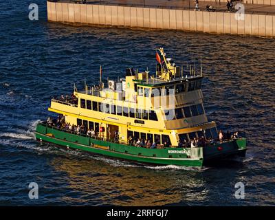 Sydney Australia / Un traghetto per pendolari di Sydney passa per la Sydney Opera House. Il Borrowdale, un traghetto per pendolari, si dirige a Circular Quay a Sydney, Australia Foto Stock