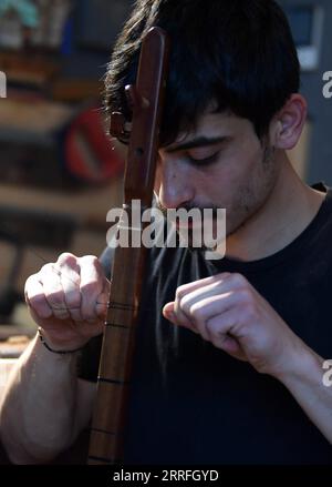 220418 -- ISTANBUL, 18 aprile 2022 -- Un artigiano realizza uno strumento turco tradizionale in un laboratorio a Istanbul, in Turchia, il 17 aprile 2022. TURCHIA-ISTANBUL-ARTIGIANATO Shadati PUBLICATIONxNOTxINxCHN Foto Stock