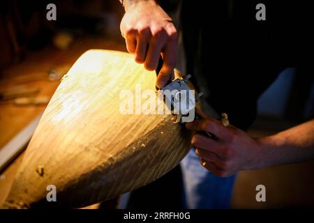 220418 -- ISTANBUL, 18 aprile 2022 -- Un artigiano realizza uno strumento turco tradizionale in un laboratorio a Istanbul, in Turchia, il 17 aprile 2022. Foto di /Xinhua TURCHIA-ISTANBUL-ARTIGIANATO UnalxCam PUBLICATIONxNOTxINxCHN Foto Stock