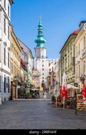 Michalska Street e Michalska's Gate (Michalska brana), Bratislava, Slovacchia Foto Stock