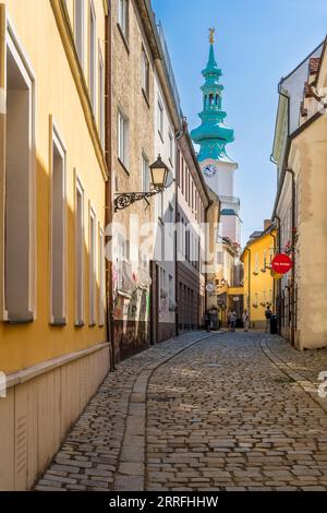 Strada acciottolata nella città vecchia, Bratislava, Slovacchia Foto Stock