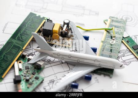 Scheda a circuito stampato con componenti elettrici e utensili di precisione posizionati su disegni di costruzione di componenti elettronici, lavori di ingegneria, piano tecnologico Foto Stock