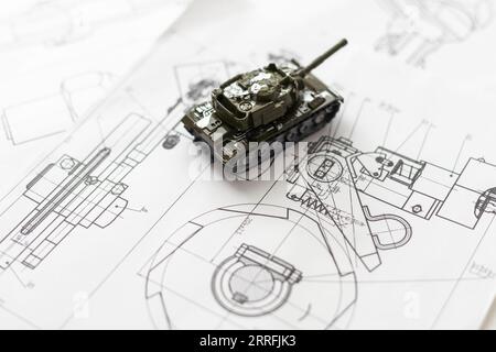 serbatoio militare e microcircuiti. mimetizzazione verde Foto Stock