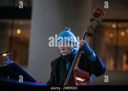 220420 -- ATENE, 20 aprile 2022 -- Un musicista si esibisce di fronte al Museo dell'Acropoli durante il primo Festival di musica Sacra ad Atene, Grecia, il 19 aprile 2022. Il primo Festival della musica Sacra si svolge in 17 luoghi di interesse ad Atene dal 18 al 20 aprile. Foto di /Xinhua GRECIA-ATENE-FESTIVAL DI MUSICA SACRA LefterisxPartsalis PUBLICATIONxNOTxINxCHN Foto Stock