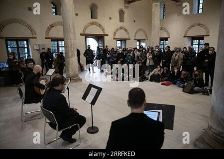 220420 -- ATENE, 20 aprile 2022 -- i musicisti si esibiscono nella Moschea di Fethiye durante il primo Festival di musica Sacra ad Atene, in Grecia, il 19 aprile 2022. Il primo Festival della musica Sacra si svolge in 17 luoghi di interesse ad Atene dal 18 al 20 aprile. Foto di /Xinhua GRECIA-ATENE-FESTIVAL DI MUSICA SACRA LefterisxPartsalis PUBLICATIONxNOTxINxCHN Foto Stock