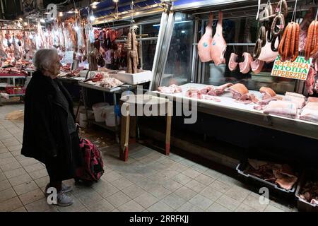 220420 -- ATENE, 20 aprile 2022 -- Una donna acquista carne in un mercato ad Atene, Grecia, il 20 aprile 2022. Il tradizionale pasto di Pasqua in Grecia quest'anno costerà in media il 35% in più rispetto a quello del 2021, come dimostra un sondaggio pubblicato di recente dalla federazione dei consumatori del paese. Caratteristiche: I greci pagano di più per il pasto pasquale quest'anno GRECIA-ATENE-PASTO PASQUALE-PREZZO-ESCURSIONE MariosxLolos PUBLICATIONxNOTxINxCHN Foto Stock