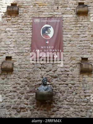 220421 -- FIRENZE, 21 aprile 2022 -- la foto scattata il 14 aprile 2022 mostra una scultura di Dante Alighieri vicino alla casa museo di Dante a Firenze. Dante, poeta, rinomato studioso e filosofo, nacque a Firenze nel 1265. È principalmente conosciuto come l'autore della Divina Commedia, un poema epico diviso in tre libri di uguale lunghezza e considerato da critici e storici come l'opera preminente in italiano. ITALIA-FIRENZE-DANTE JinxMamengni PUBLICATIONxNOTxINxCHN Foto Stock