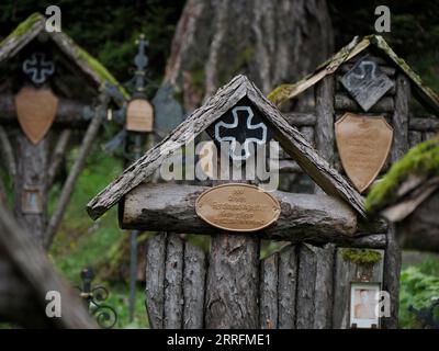 Brunico - Brunico, alto Adige, Italia - 6 AGOSTO 2023: Il Cimitero di guerra nel bosco, noto come Cimitero austro-ungarico per commemorare i victi Foto Stock
