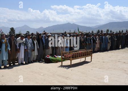 220422 -- MAZAR-i-SHARIF, 22 aprile 2022 -- la gente partecipa al funerale delle vittime di un'esplosione in una moschea a Mazar-i-Sharif, Afghanistan, 22 aprile 2022. A Mazar-i-Sharif, capitale della provincia di Balkh, almeno 30 fedeli sono stati uccisi e altri 80 feriti quando un'esplosione ha strappato una moschea giovedì, la Khaama Press ha citato i funzionari dell'ospedale regionale Abu Ali Sina della città come hanno detto. Foto di Kawa Bsharat/Xinhua AFGHANISTAN-MAZAR-i-SHARIF-BLAST-VICTIMS-FUNERALE KawaxBasharat PUBLICATIONxNOTxINxCHN Foto Stock