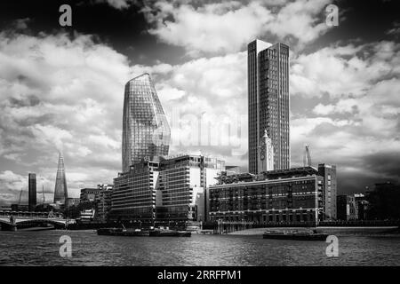 Londra, Inghilterra - 29 luglio 2023: Il bar e ristorante OXO Tower e Sea Containers House sulle rive del Tamigi a Londra con il Sud Foto Stock