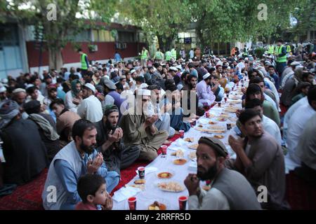 220424 -- NANGARHAR, 24 aprile 2022 -- la gente aspetta di rompere il digiuno con iftar in un ospedale durante un evento di beneficenza a Jalalabad, capitale della provincia orientale di Nangarhar in Afghanistan, il 23 aprile 2022. Un gruppo di beneficenza locale offre cibo a centinaia di pazienti e personale ospedaliero in un ospedale regionale a Jalalabad durante il mese santo del Ramadan. Foto di /Xinhua AFGHANISTAN-NANGARHAR-RAMADAN-IFTAR Hamidullah PUBLICATIONxNOTxINxCHN Foto Stock