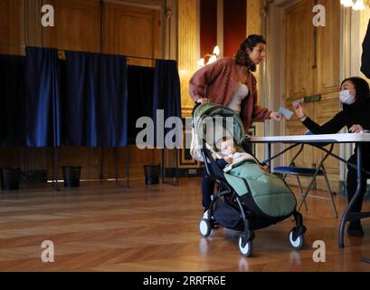 220424 -- PARIGI, 24 aprile 2022 -- Un cittadino pronuncia il suo voto in un collegio elettorale a Parigi, in Francia, 24 aprile 2022. Il ballottaggio presidenziale francese del 2022 è iniziato alle 8 del mattino ora locale 0600 GMT di domenica nella Francia metropolitana tra il presidente in carica Emmanuel Macron e il candidato Marine le Pen. FRANCIA-ELEZIONI PRESIDENZIALI-SECONDO TURNO DI VOTAZIONI GAOXJING PUBLICATIONXNOTXINXCHN Foto Stock