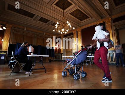 220424 -- PARIGI, 24 aprile 2022 -- Un cittadino fa il voto in un collegio elettorale a Parigi, in Francia, 24 aprile 2022. Il ballottaggio presidenziale francese del 2022 è iniziato alle 8 del mattino ora locale 0600 GMT di domenica nella Francia metropolitana tra il presidente in carica Emmanuel Macron e il candidato Marine le Pen. FRANCIA-ELEZIONI PRESIDENZIALI-SECONDO TURNO DI VOTAZIONI GAOXJING PUBLICATIONXNOTXINXCHN Foto Stock