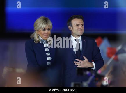 220424 -- PARIGI, 24 aprile 2022 -- il presidente in carica francese Emmanuel Macron R partecipa a una manifestazione dopo il ballottaggio presidenziale a Parigi, in Francia, il 24 aprile 2022. Il presidente in carica francese Emmanuel Macron ha vinto il ballottaggio presidenziale francese del 2022 con il 58% dei voti, secondo il sondaggio preliminare di uscita pubblicato domenica sera dalla televisione francese BFMTV. Il rivale di Macron, Marine le Pen, candidato di estrema destra, guadagnò il 42% dei voti. FRANCIA-PARIGI-RUNOFF PRESIDENZIALE GaoxJing PUBLICATIONxNOTxINxCHN Foto Stock