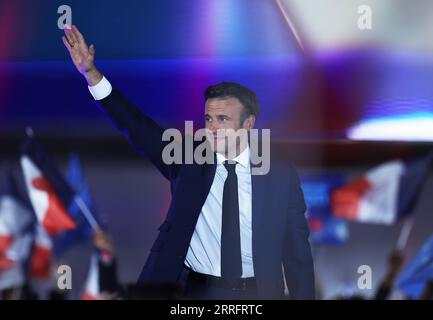 220424 -- PARIGI, 24 aprile 2022 -- il presidente in carica francese Emmanuel Macron ondata ai sostenitori in una manifestazione dopo il ballottaggio presidenziale a Parigi, in Francia, il 24 aprile 2022. Il presidente in carica francese Emmanuel Macron ha vinto il ballottaggio presidenziale francese del 2022 con il 58% dei voti, secondo il sondaggio preliminare di uscita pubblicato domenica sera dalla televisione francese BFMTV. Il rivale di Macron, Marine le Pen, candidato di estrema destra, guadagnò il 42% dei voti. FRANCIA-PARIGI-RUNOFF PRESIDENZIALE GaoxJing PUBLICATIONxNOTxINxCHN Foto Stock