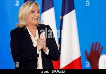 220424 -- PARIGI, 24 aprile 2022 -- Marine le Pen, candidato del partito di estrema destra National Rally, partecipa a una manifestazione dopo il ballottaggio presidenziale a Parigi, in Francia, il 24 aprile 2022. Il presidente in carica francese Emmanuel Macron ha vinto il ballottaggio presidenziale francese del 2022 con il 58% dei voti, secondo il sondaggio preliminare di uscita pubblicato domenica sera dalla televisione francese BFMTV. Il rivale di Macron, Marine le Pen, candidato di estrema destra, guadagnò il 42% dei voti. FRANCIA-PARIGI-RUNOFF PRESIDENZIALE GaoxJing PUBLICATIONxNOTxINxCHN Foto Stock