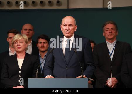 220425 -- LUBIANA, 25 aprile 2022 -- il primo ministro sloveno Janez Jansa presenta una dichiarazione mediatica sulle elezioni generali a Lubiana, Slovenia, 24 aprile 2022. Il movimento per la libertà FM, un nuovo partito di centro-sinistra, ha registrato una vittoria schiacciante alle elezioni generali in Slovenia di domenica, sconfiggendo il Partito Democratico sloveno di centro-destra guidato dal primo ministro Janez Jansa. SLOVENIA-LUBIANA-MOVIMENTO-LIBERTÀ-ELEZIONI-VITTORIA PENGXLIJUN PUBLICATIONXNOTXINXCHN Foto Stock