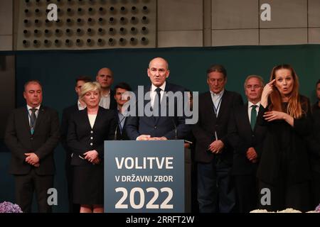 220425 -- LUBIANA, 25 aprile 2022 -- il primo ministro sloveno Janez Jansa presenta una dichiarazione mediatica sulle elezioni generali a Lubiana, Slovenia, 24 aprile 2022. Il movimento per la libertà FM, un nuovo partito di centro-sinistra, ha registrato una vittoria schiacciante alle elezioni generali in Slovenia di domenica, sconfiggendo il Partito Democratico sloveno di centro-destra guidato dal primo ministro Janez Jansa. SLOVENIA-LUBIANA-MOVIMENTO-LIBERTÀ-ELEZIONI-VITTORIA PENGXLIJUN PUBLICATIONXNOTXINXCHN Foto Stock