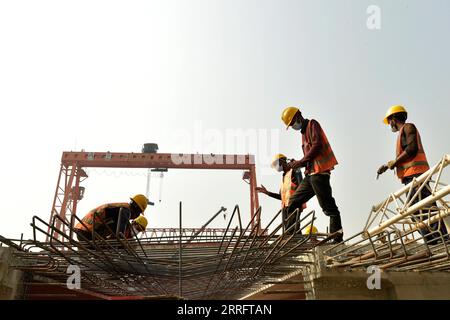 220425 -- DHAKA, 25 aprile 2022 -- i lavoratori legano gabbie di armatura per la prima Dhaka Expressway FDEE elevata a Dacca, Bangladesh, 17 marzo 2022. PER ANDARE CON la caratteristica: Veloce e sicura, la joint venture sino-Bangladesh EXPRESSWAY vede la strada libera davanti BANGLADESH-DHAKA-EXPRESSWAY-CONSTRUCTION Salim PUBLICATIONxNOTxINxCHN Foto Stock