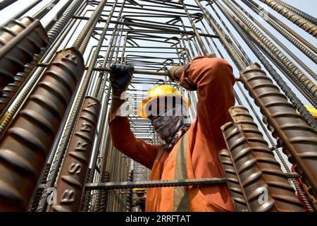 220425 -- DACCA, 25 aprile 2022 -- Un costruttore lavora nel cantiere della prima Dhaka Expressway FDEE sopraelevata a Dacca, Bangladesh, 17 marzo 2022. PER ANDARE CON la caratteristica: Veloce e sicura, la joint venture sino-Bangladesh EXPRESSWAY vede la strada libera davanti BANGLADESH-DHAKA-EXPRESSWAY-CONSTRUCTION Salim PUBLICATIONxNOTxINxCHN Foto Stock