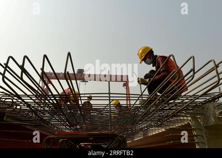 220425 -- DHAKA, 25 aprile 2022 -- i lavoratori legano gabbie di armatura per la prima Dhaka Expressway FDEE elevata a Dacca, Bangladesh, 17 marzo 2022. PER ANDARE CON la caratteristica: Veloce e sicura, la joint venture sino-Bangladesh EXPRESSWAY vede la strada libera davanti BANGLADESH-DHAKA-EXPRESSWAY-CONSTRUCTION Salim PUBLICATIONxNOTxINxCHN Foto Stock