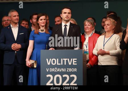 220425 -- LUBIANA, 25 aprile 2022 -- Matej Tonin di fronte, il leader della nuova Slovenia si rivolge al suo partito al centro media di Lubiana, Slovenia, 24 aprile 2022. Il movimento per la libertà FM, un nuovo partito di centro-sinistra, ha registrato una vittoria schiacciante alle elezioni generali in Slovenia di domenica, sconfiggendo il Partito Democratico sloveno di centro-destra guidato dal primo ministro Janez Jansa. Foto di /Xinhua SLOVENIA-LUBIANA-ELEZIONI PARLAMENTARI ZeljkoxStevanic PUBLICATIONxNOTxINxCHN Foto Stock