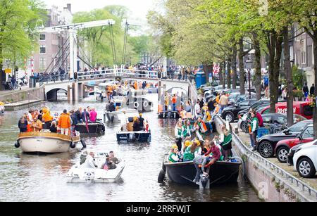 220427 -- AMSTERDAM, 27 aprile 2022 -- la gente festeggia il giorno del Re sulle barche su un canale ad Amsterdam, nei Paesi Bassi, il 27 aprile 2022. Il giorno del re Koningsdag in olandese è una festa nazionale nel Regno dei Paesi Bassi, celebrata il 27 aprile, il compleanno di re Willem-Alexander. Foto di /Xinhua THE NETHERLANDS-AMSTERDAM-KING S DAY SylviaxLederer PUBLICATIONxNOTxINxCHN Foto Stock