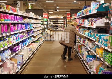 220427 -- BERLINO, 27 aprile 2022 -- Un negozio di consumo in un supermercato di Berlino, capitale della Germania, il 27 aprile 2022. La fiducia dei consumatori in Germania si è deteriorata in modo significativo in aprile nel contesto del conflitto tra Russia e Ucraina, secondo uno studio mensile pubblicato mercoledì dall’istituto GfK di ricerche di mercato con sede a Norimberga. A causa dell'esplosione dei prezzi dell'energia e dell'elevata inflazione, l'indicatore GfK prospettico di maggio è crollato di 10,8 26,5 punti, secondo lo studio basato su interviste di circa 2.000 consumatori tedeschi. GERMANIA-BERLINO-SENTIMENTO DEI CONSUMATORI Foto Stock