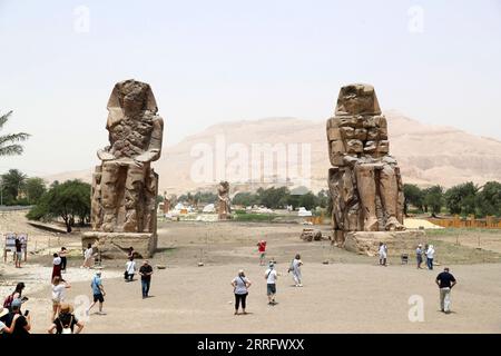 220428 -- CAIRO, 28 aprile 2022 -- i turisti visitano i Colossi di Memnone a Luxor, Egitto, 26 aprile 2022. Luxor, una capitale dell'antico alto Egitto conosciuta come Tebe, è ora una destinazione turistica famosa per gli edifici storici dei templi e altre reliquie. EGITTO-LUXOR-MONUMENTI STORICI-TURISMO SuixXiankai PUBLICATIONxNOTxINxCHN Foto Stock