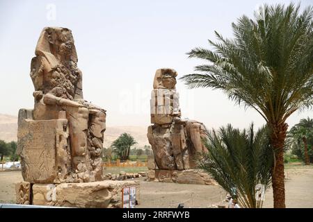 220428 -- CAIRO, 28 aprile 2022 -- i turisti visitano i Colossi di Memnone a Luxor, Egitto, 26 aprile 2022. Luxor, una capitale dell'antico alto Egitto conosciuta come Tebe, è ora una destinazione turistica famosa per gli edifici storici dei templi e altre reliquie. EGITTO-LUXOR-MONUMENTI STORICI-TURISMO SuixXiankai PUBLICATIONxNOTxINxCHN Foto Stock