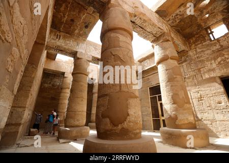 220428 -- CAIRO, 28 aprile 2022 -- i turisti visitano il complesso del Tempio di Karnak a Luxor, Egitto, 27 aprile 2022. Luxor, una capitale dell'antico alto Egitto conosciuta come Tebe, è ora una destinazione turistica famosa per gli edifici storici dei templi e altre reliquie. EGITTO-LUXOR-MONUMENTI STORICI-TURISMO SuixXiankai PUBLICATIONxNOTxINxCHN Foto Stock